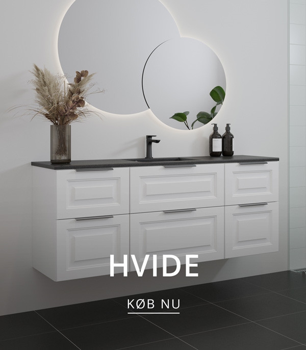 Hvidt badeværelse med udskæring