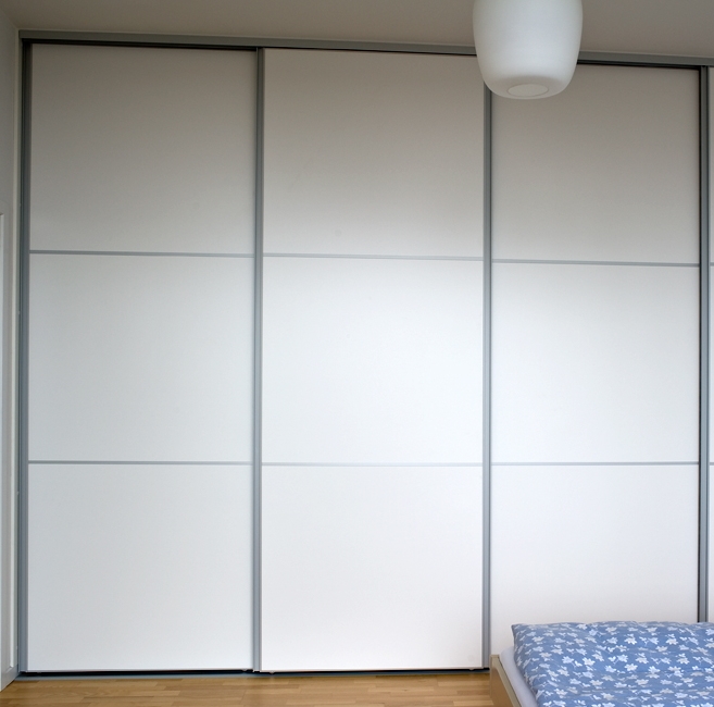 Køb Mogensen Slimline skydelåger på mål til garderobe med 3 låger – Total bredde 292 til 372 cm.